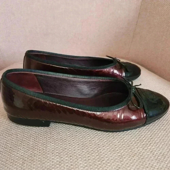 CHANEL Authentic CC Burgundy + Black Patent Leather Bow Ballet Flats Size 5 | 35 - Picture 4 of 11